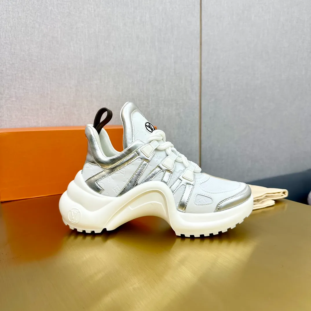 👟👟Ex-factory price 760👟👟LV donkey brand casual sports dad shoes. The bold and avant-garde design➕the distinctive wavy outsole is charming in the entire fashion circle. It is synonymous with new trends and trends. It is to be called the coolest casual sports shoe in history. Whoever wears it will become the most handsome person who turns heads. The height of the heel is about 5.5cm, and the heel is about 8mm.  🌸Imported fabrics🐂leather➕Imported🐐leather➕Imported T👟👟Ex-factory price U splicing 🌸Inner lining imported mesh fabric➕Cowhide lining Outsole vacuum foaming and T👟👟Ex-factory price U combination 🌸 Size women's size 35-41